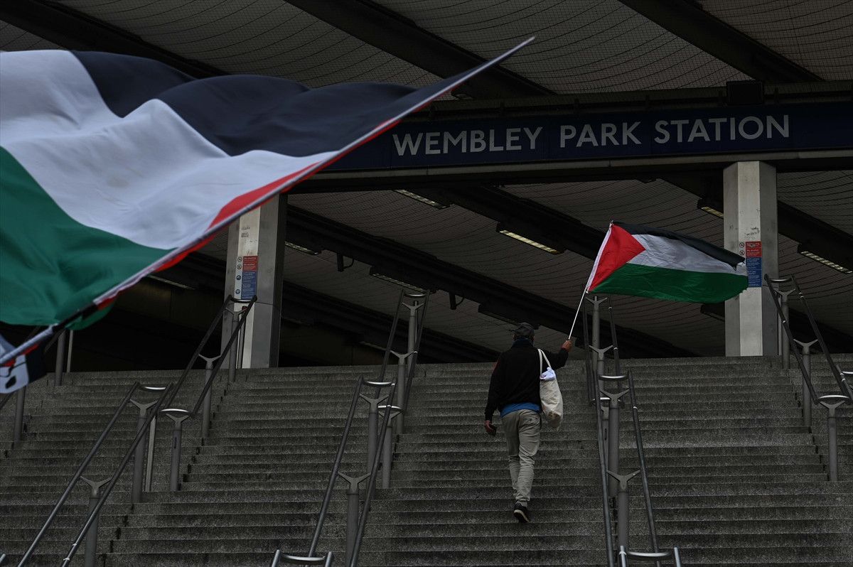 israilin men edilmesini isteyen protestocular wembley stadina yurudu 4 PhUmmiYZ