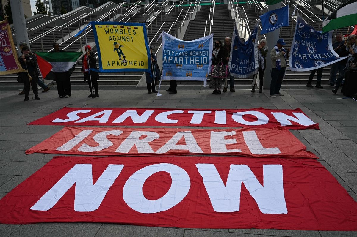 israilin men edilmesini isteyen protestocular wembley stadina yurudu 7