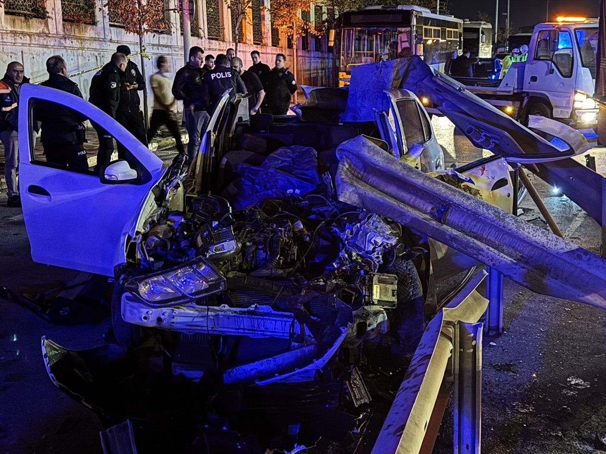 istanbul umraniyede bariyerlere saplanan otomobildeki 1 kisi oldu 0 Tn3WznmJ