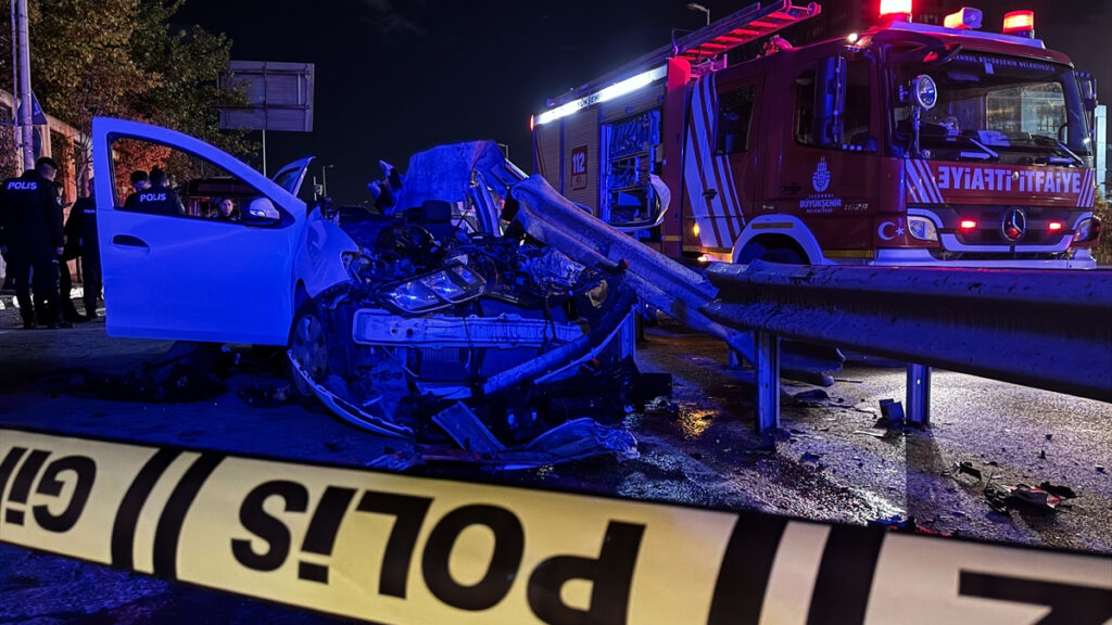 istanbul umraniyede bariyerlere saplanan otomobildeki 1 kisi oldu tLbpQKKG