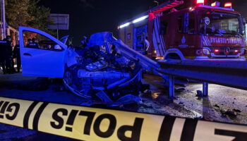 istanbul umraniyede bariyerlere saplanan otomobildeki 1 kisi oldu tLbpQKKG