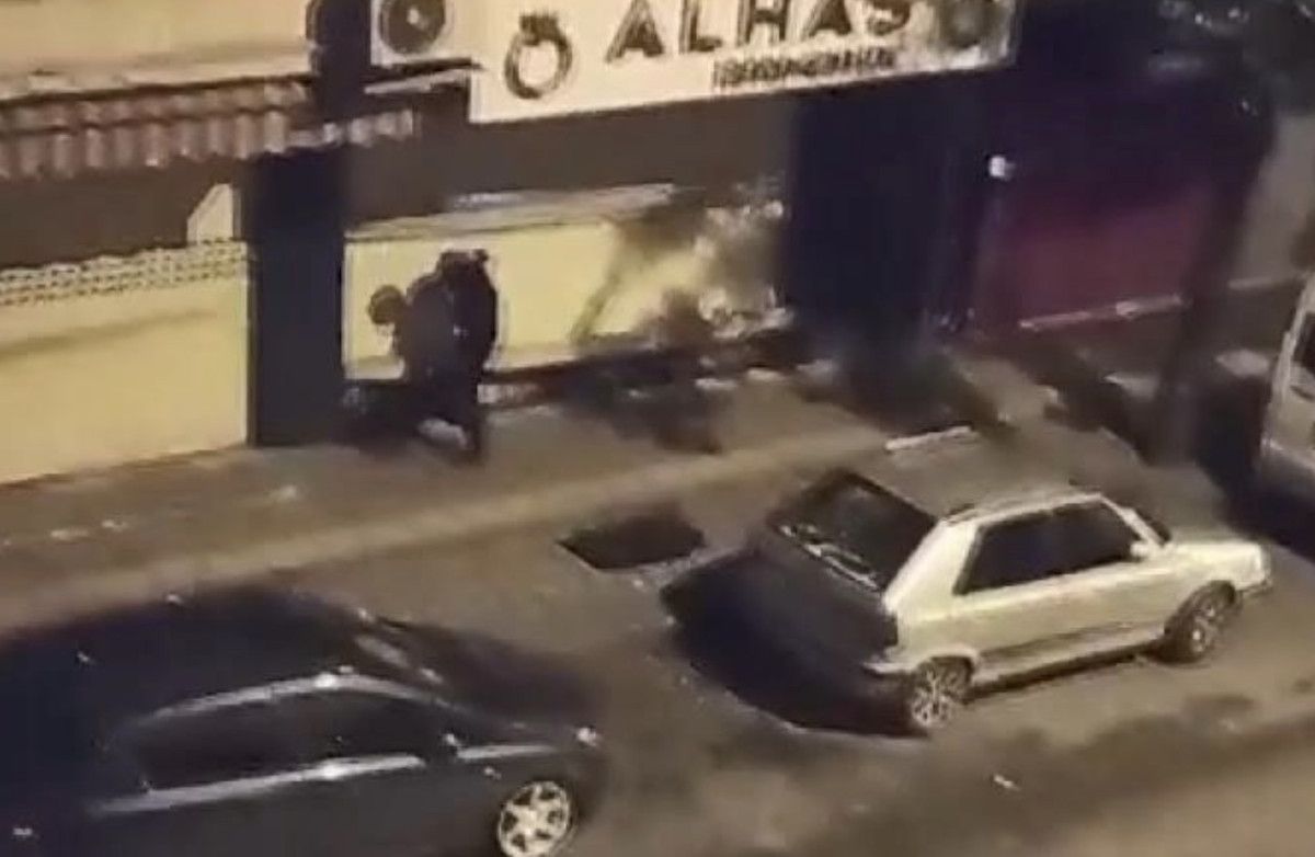 istanbulda dakikalar icinde kuyumcudan 3 kg altin caldilar o anlar kamerada 0