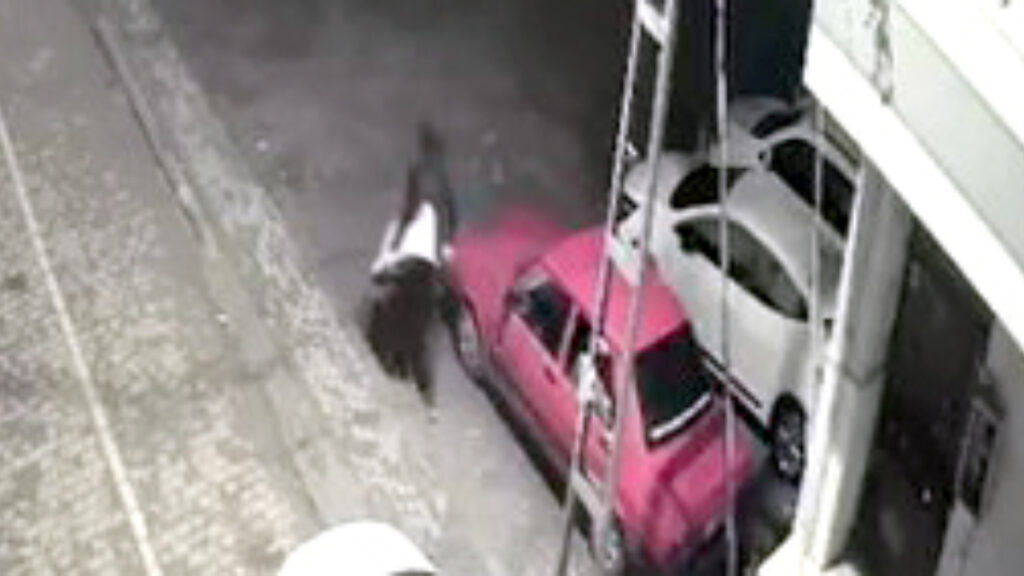 istanbulda otomobilden 20 bin tl degerindeki ses sistemini caldi p7jdJjRZ