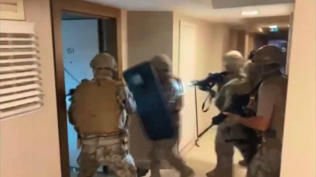 istanbulda pankartli tehdit suphelileri yakalandi 6 gozalti 1 XOmMVBRi