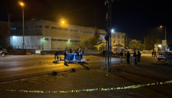 istanbulda polis yelegi giymis sahsi silahla vurup oldurduler ii2gGHS6