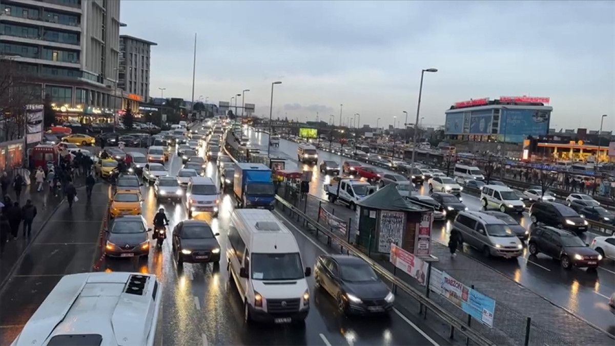 istanbulda trafik yogunlugu yuzde 83e ulasti 0 ObplduWA