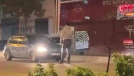 istanbulda yolda ilerleyen araca yumruk atti kendisini uyaranlari bicakla tehdit etti yMPKhuBK