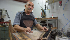 izmirde kendisine yapmak icin basladi 20 yildir kanun uretiyor 7wbeaTLv