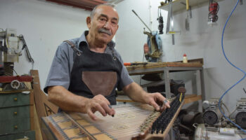 izmirde kendisine yapmak icin basladi 20 yildir kanun uretiyor 7wbeaTLv