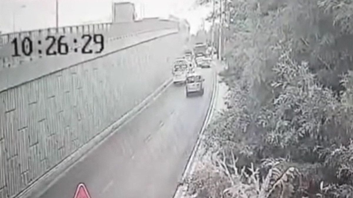 izmirde tirin viyadukte asili kaldigi anlar kameraya yansidi 1 whJ61qme