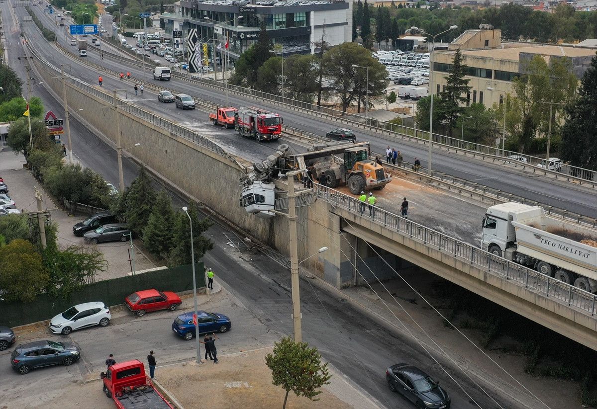 izmirde tirin viyadukte asili kaldigi anlar kameraya yansidi 4 drK8aYWc