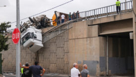 İzmir'de tırın viyadükte asılı kaldığı anlar kameraya yansıdı 15 izmirde tirin viyadukte asili kaldigi anlar kameraya yansidi bpNh1Bkv