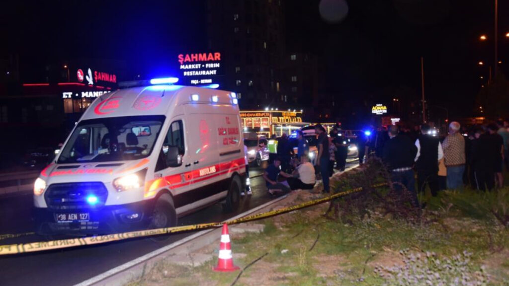 kayseride otomobilin carptigi yasli adam can verdi OW19iBnM