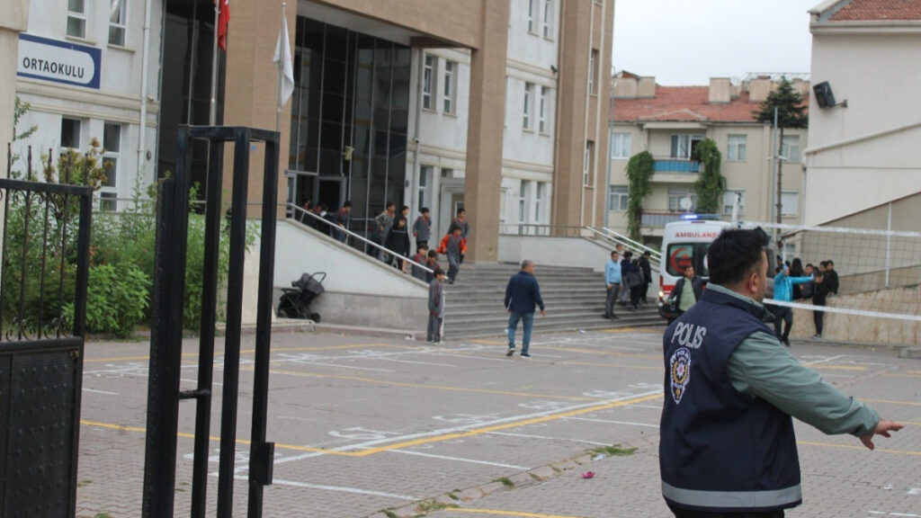 kayseride yangin ziline basinca okulda izdiham cikti 15 ogrenci yarali Ev2LlNfS