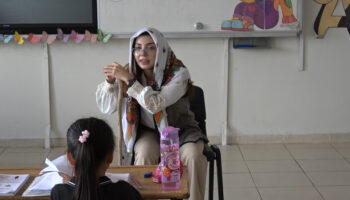 kiliste ogretmenden ogrencilere eglenceli okuma yazma yontemi UQau3QyU