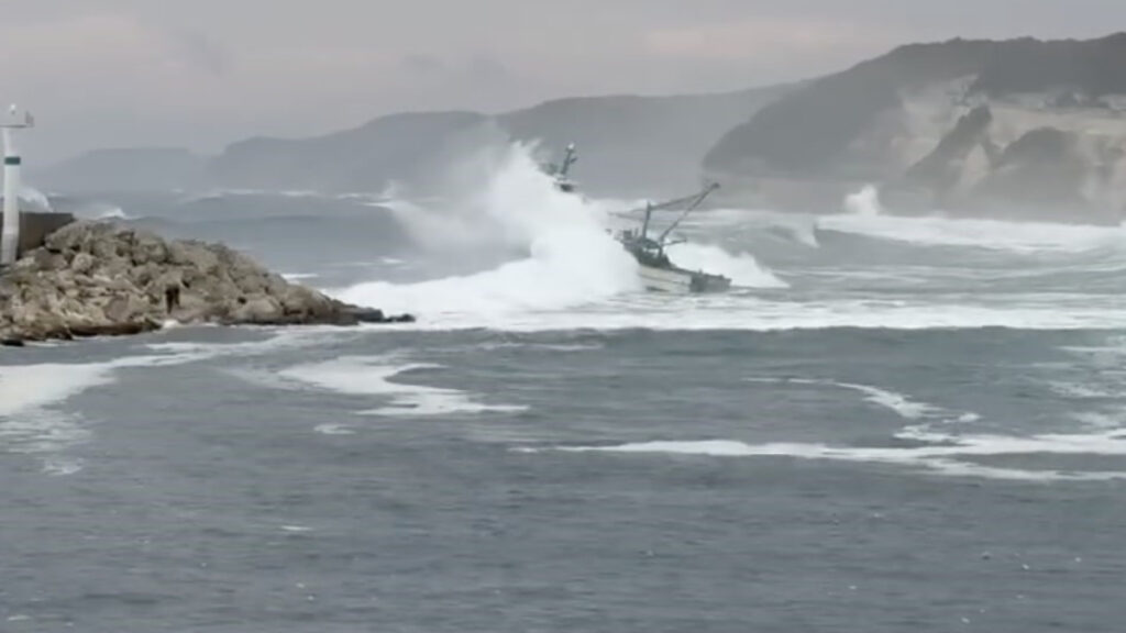 kirklarelide balikci teknesi dev dalgalara karsi koydu G1C2NXty