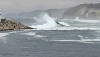 kirklarelide balikci teknesi dev dalgalara karsi koydu G1C2NXty