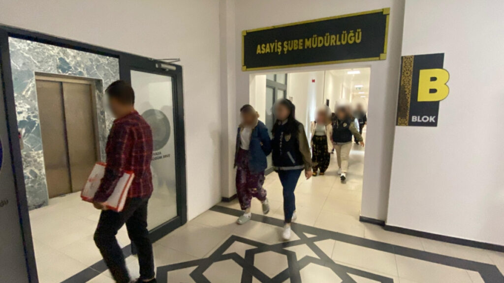 kocaelide 4 evden 860 bin lira degerinde ziynet esya hirsizligina 3 tutuklama 49xWT93i