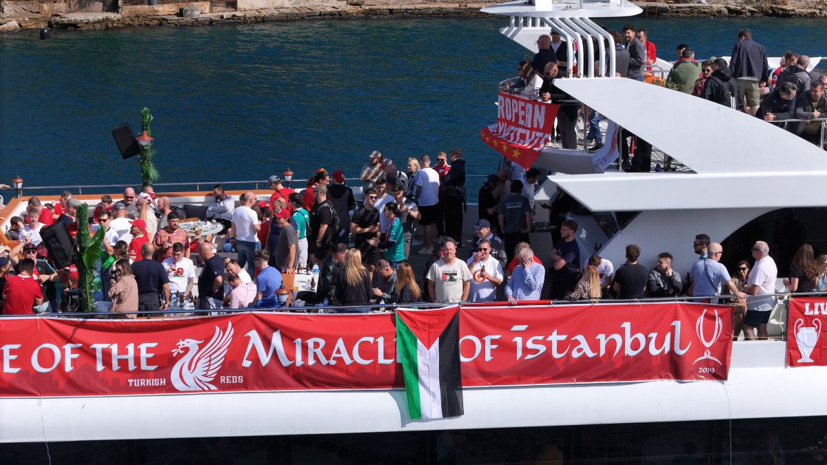 liverpool taraftari istanbulda bogaz turu yapti 0 f9iRMH3X
