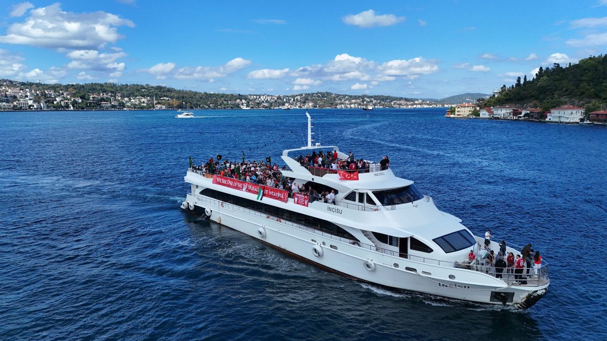 liverpool taraftari istanbulda bogaz turu yapti 1 vVu5ERN8