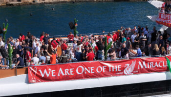 liverpool taraftari istanbulda bogaz turu yapti kMyVdbjZ