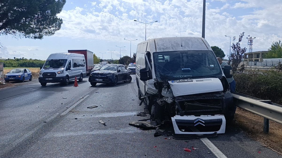 Manavgat’ta 4 ayrı zincirleme kaza 2 manavgatta 4 ayri zincirleme kaza 1 bkbatpY5