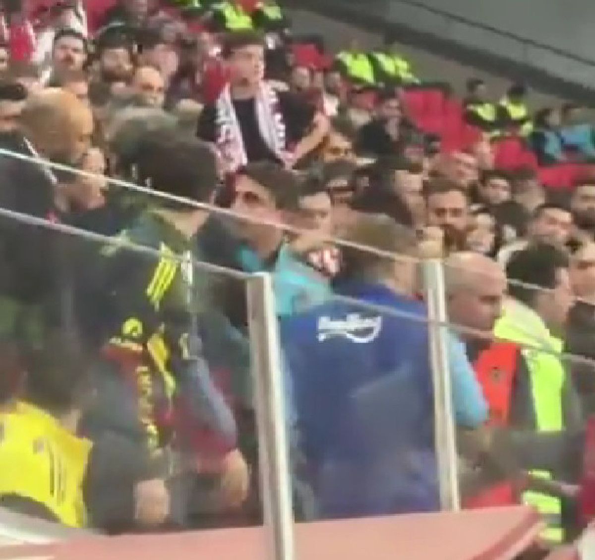 mert hakan yandas ile samsunspor taraftari tartisti 0