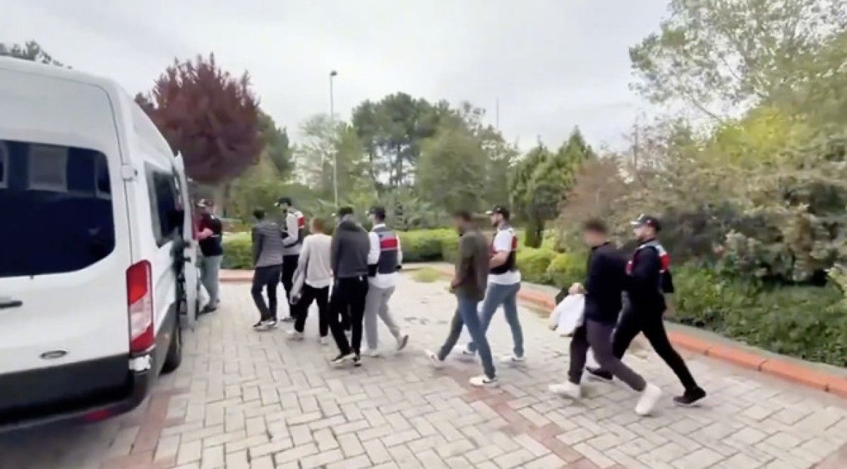 sahte internet siteleri araciligiyla dolandiriciliga darbe 12 gozalti 1 yQ596PC7