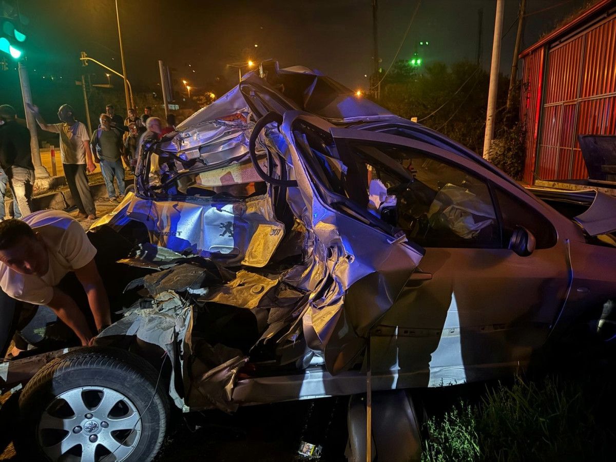 sakaryada otomobil kagit gibi ezildi surucu yuruyerek ambulansa gitti 0 kneq2lUG