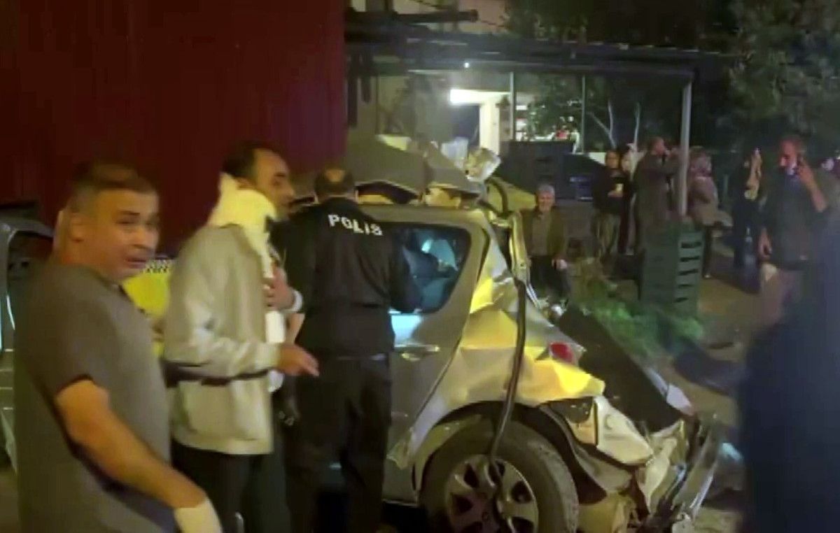 sakaryada otomobil kagit gibi ezildi surucu yuruyerek ambulansa gitti 1 wXQPV2AU