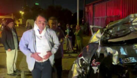 sakaryada otomobil kagit gibi ezildi surucu yuruyerek ambulansa gitti ivuiPAYX