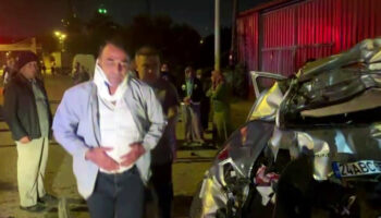 sakaryada otomobil kagit gibi ezildi surucu yuruyerek ambulansa gitti ivuiPAYX