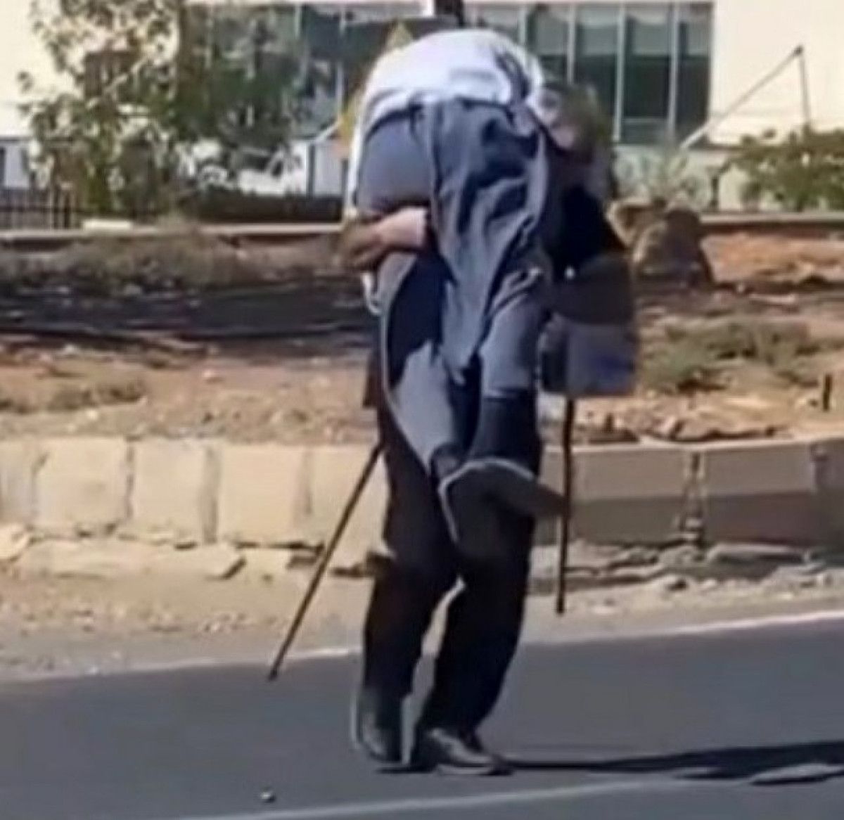 Şanlıurfa’da güvenlik görevlisi, yürümekte zorlanan yaşlı adamı sırtında taşıdı 1 sanliurfada guvenlik gorevlisi yurumekte zorlanan yasli adami sirtinda tasidi 0 OdkzSRgP