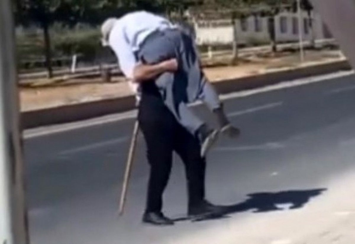 Şanlıurfa’da güvenlik görevlisi, yürümekte zorlanan yaşlı adamı sırtında taşıdı 2 sanliurfada guvenlik gorevlisi yurumekte zorlanan yasli adami sirtinda tasidi 1 sEzwfYBU