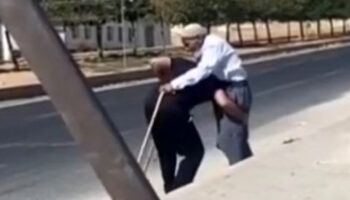 sanliurfada guvenlik gorevlisi yurumekte zorlanan yasli adami sirtinda tasidi 19bIvmQj