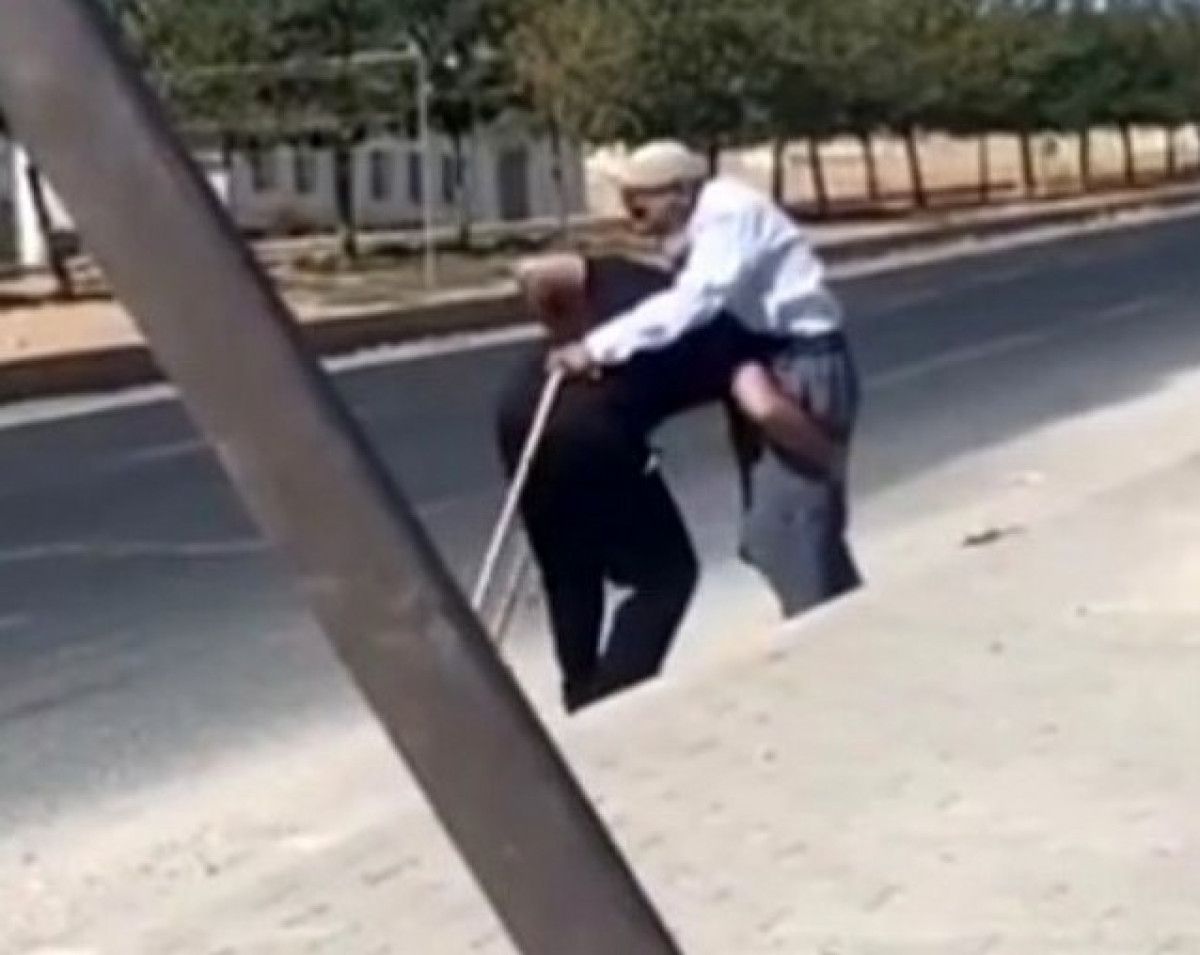 Şanlıurfa’da güvenlik görevlisi, yürümekte zorlanan yaşlı adamı sırtında taşıdı 3 sanliurfada guvenlik gorevlisi yurumekte zorlanan yasli adami sirtinda tasidi 2 2gdnZmy9