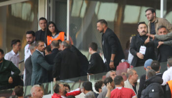 sivasspor baskani gokhan karagol taraftarla tartisma yasadi IgEDbDXr