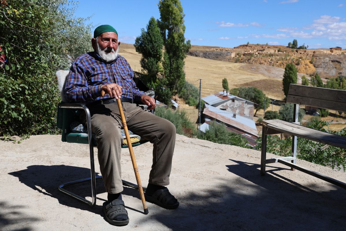 sivasta 95 yasindaki yasli adam sagligini sut urunleri ile koruyor 1 pDkmMG82