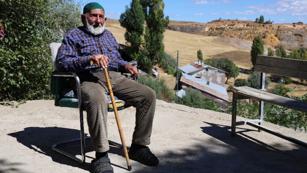 sivasta 95 yasindaki yasli adam sagligini sut urunleri ile koruyor U1QqEfYQ