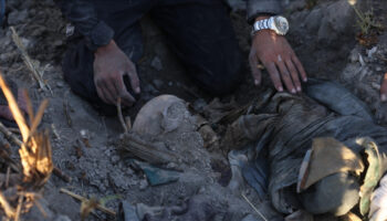 suriyenin humus ilinde toplu mezarda 16 ceset bulundu lqtzkDIU