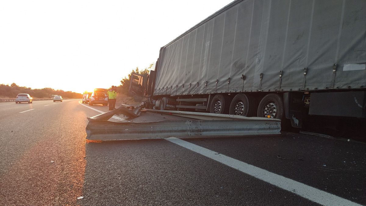 TEM Otoyolu’nda tır kazası: Bariyerleri parçaladı 1 tem otoyolunda tir kazasi bariyerleri parcaladi 0 XPVLZ7d9
