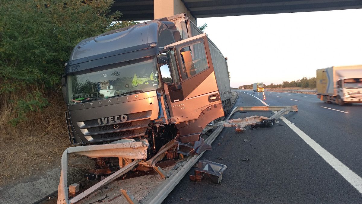 TEM Otoyolu’nda tır kazası: Bariyerleri parçaladı 2 tem otoyolunda tir kazasi bariyerleri parcaladi 1 V4sTsOtH