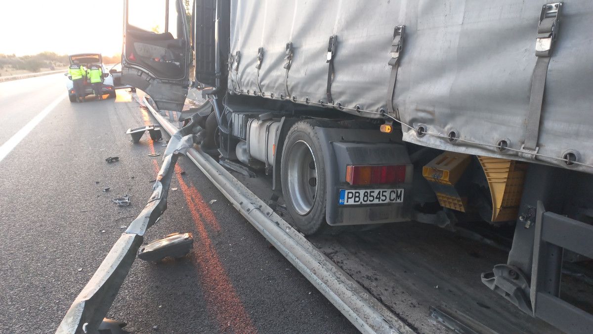TEM Otoyolu’nda tır kazası: Bariyerleri parçaladı 3 tem otoyolunda tir kazasi bariyerleri parcaladi 2 XGGTvdSN