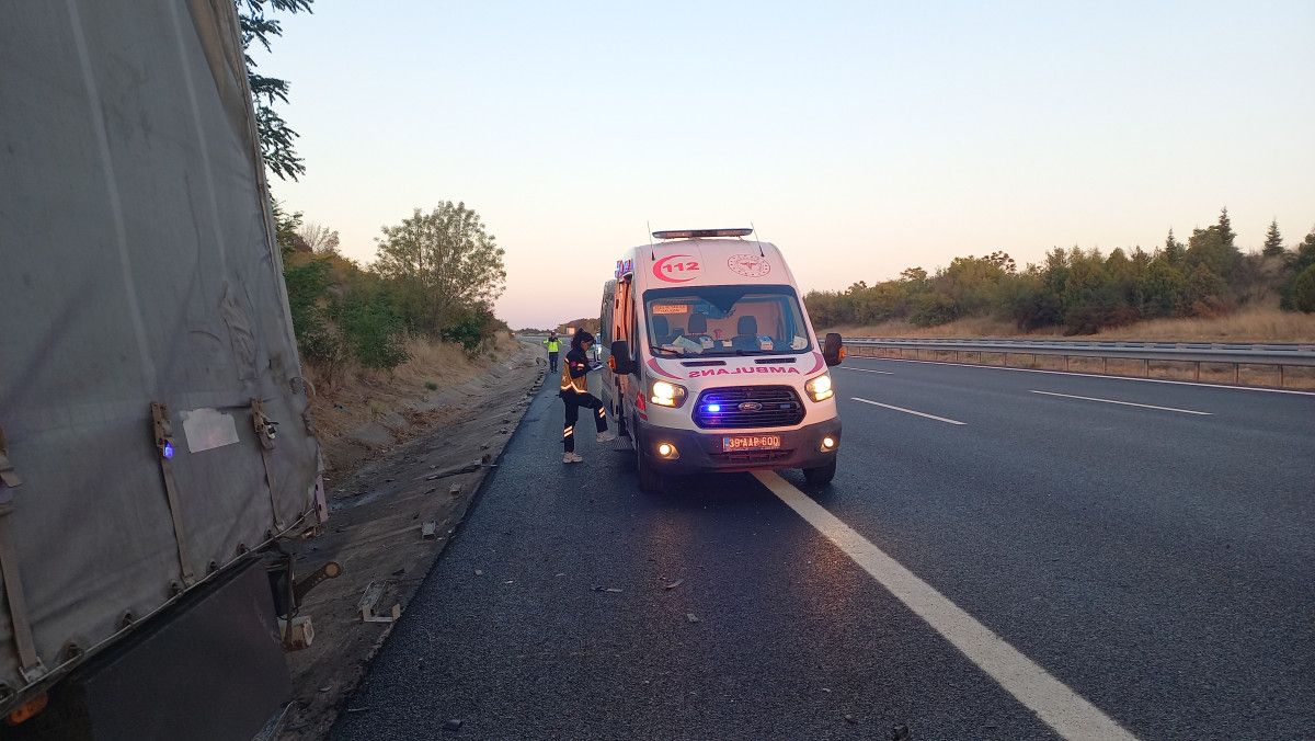 TEM Otoyolu’nda tır kazası: Bariyerleri parçaladı 4 tem otoyolunda tir kazasi bariyerleri parcaladi 3 lbl8GfeL