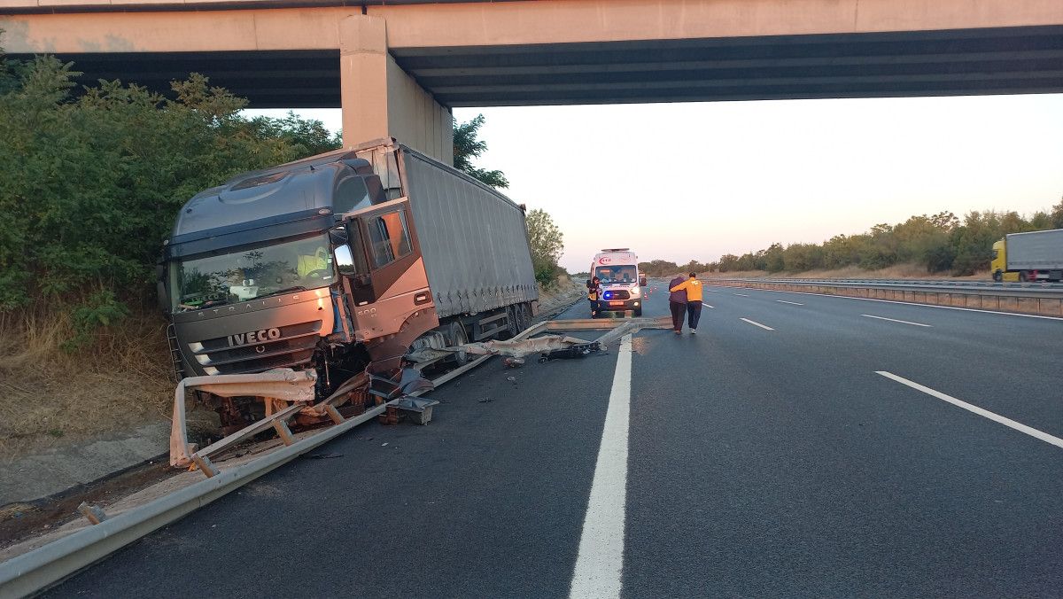TEM Otoyolu’nda tır kazası: Bariyerleri parçaladı 5 tem otoyolunda tir kazasi bariyerleri parcaladi 4 aOjvZADP