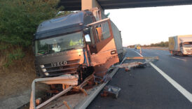 tem otoyolunda tir kazasi bariyerleri parcaladi pZ83sbHP