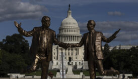 trump ve epstein heykeli yeniden kongre binasi onunde HpQszmMJ