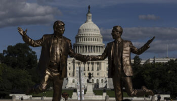 trump ve epstein heykeli yeniden kongre binasi onunde HpQszmMJ