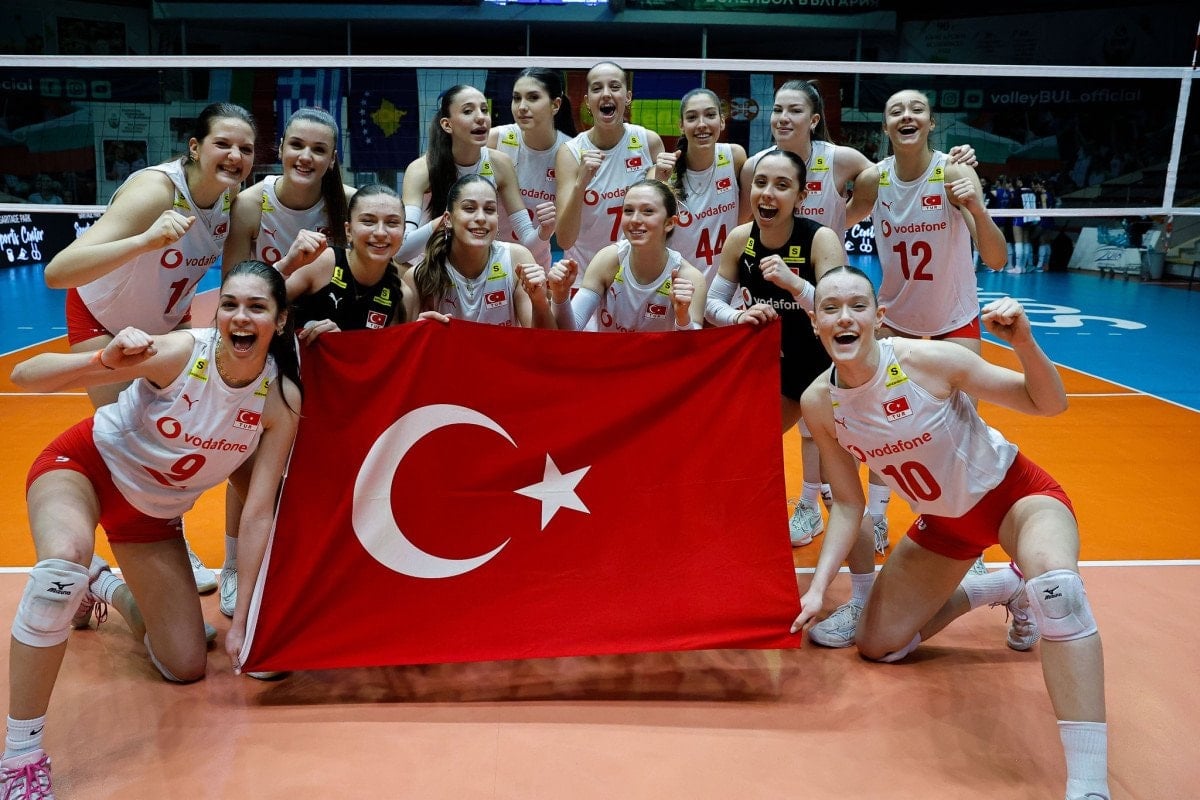 18 yas alti kadin milli voleybol takimi yari finale cikti 0 nzISKdCk