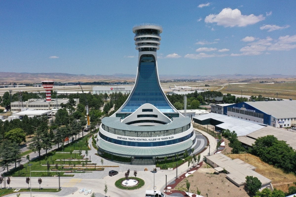 abdulkadir uraloglu esenboga havalimaninda tamamlanan 3 pistimizi hizmete aciyoruz 3 yQGfA2ZG